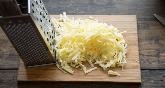 Две минуты — и готово: как быстро натереть сыр и не мучиться