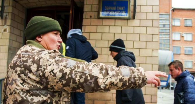 Украинским мужчинам разрешат заплатить, чтобы выехать из страны: уклонистов больше не будет