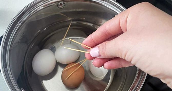 Зачем варить яйца вместе с зубочистками: полезная домашняя хитрость