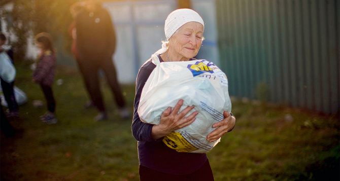 Жителям Луганской области выдают бесплатную гуманитарную помощь: продукты питания, средства гигиены — как и где получить