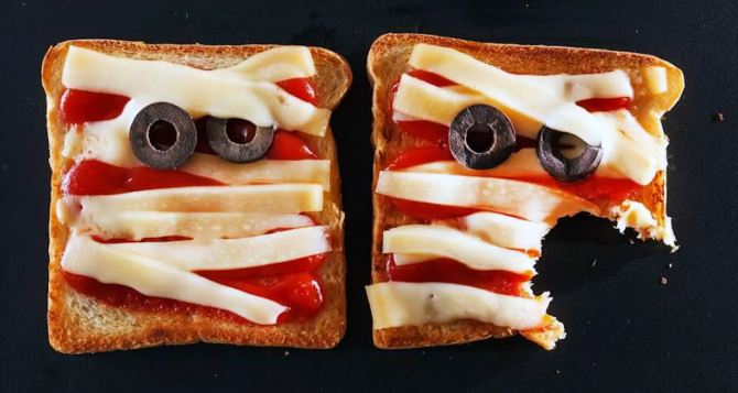 «Бутерброд-мумия» за пять минут: порадуйте детвору мистической закуской на Хэллоуин