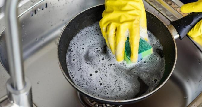 Антипригарная сковородка «облезет» в момент: покрытие портят две вредные привычки