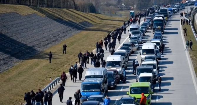 Украинцы массово едут в Польшу перед забастовкой? Что происходит на границе