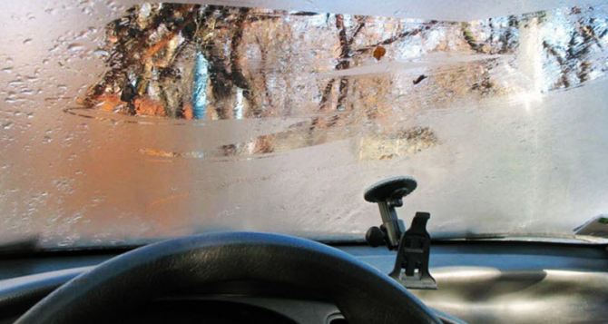 Как предотвратить запотевание лобового стекла: автомобилисты со стажем наносят это средство
