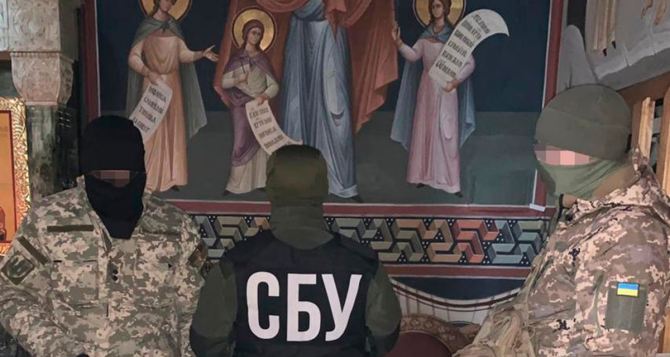 СБУ проводит обыски в двух православных храмах на Закарпатье.
