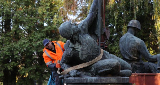 Советскую скульптуру Родина — Мать демонтировали.   ФОТО