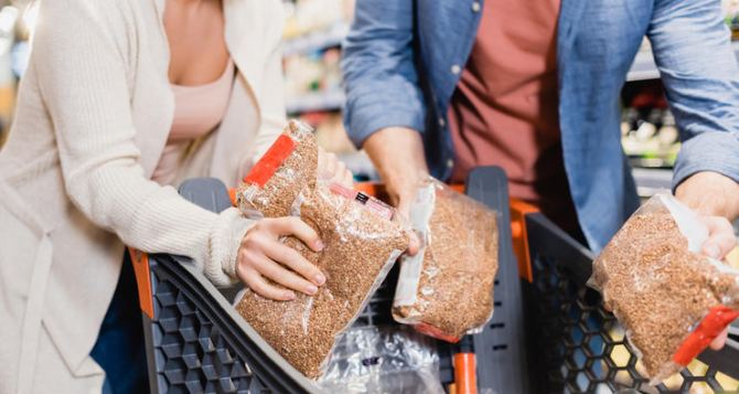 Крупнейшая сеть супермаркетов резко снизила цены на масло, колбасу, гречку и конфеты. Акция только до 14 ноября