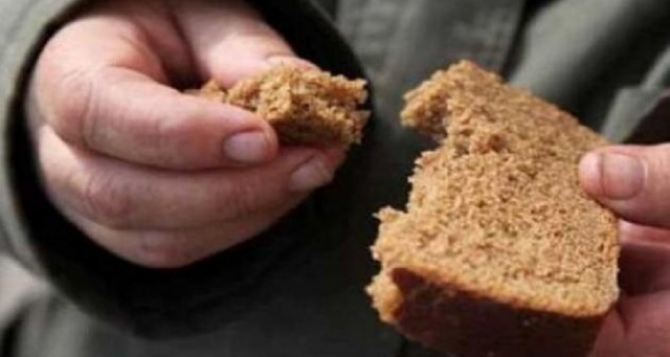 Заверните кусок хлеба в пищевую пленку и положите в морозилку — просто шикарный трюк
