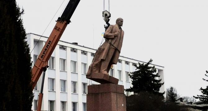 Декоммунизация продолжается: Луганский «Борцам революции» есть в списке. Какие памятники разрешили снести — список