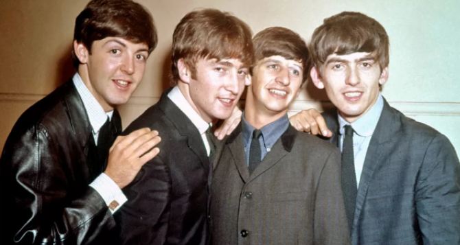 Спустя пол века снова на первом месте Группа The Beatles возглавила чарты