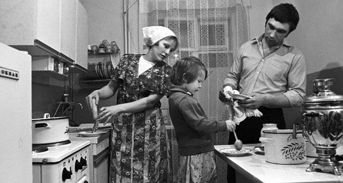 В СССР этот салат готовили чаще всего: нужно всего три продукта и пять минут