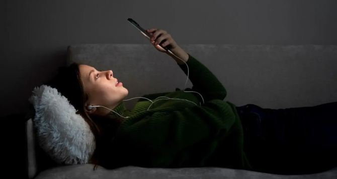 Пользоваться телефоном перед сном все-таки можно: ученые развенчали миф