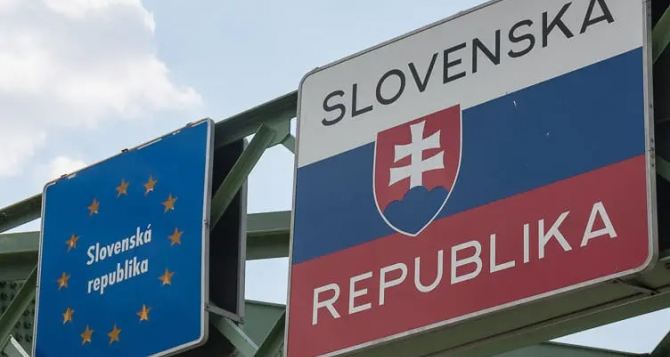 Теперь и на границе со Словакией растут автомобильные очереди. Как выехать из Украины
