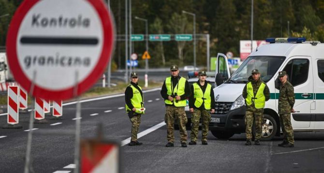 Километровые очереди: Украина готова эвакуировать водителей, которые застряли на польской границе
