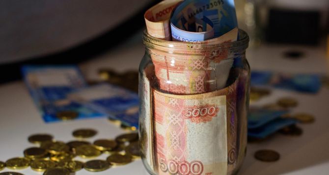 Украинцам разрешили обменять на гривни российские рубли и белорусские «зайчики». Но только один раз и до конца года