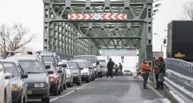 На границе Украины с Венгрией выстроились длинные очереди — Reuters