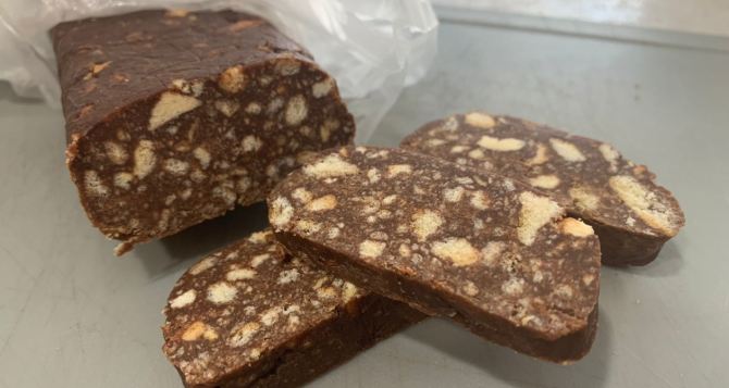 Вкусный рецепт шоколадной колбасы из печенья и какао: тонкости и секреты приготовления