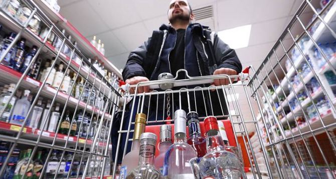Сколько теперь будет стоить бутылка водки в Украине. Кабмин решил поднять цены на алкоголь