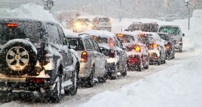 Сильный снегопад в Украине: дороги засыпает, для водителей срочно запустили горячую линию — куда звонить за помощью