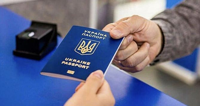 Украинцам за рубежом за полтора года выдали более 600 тысяч паспортов