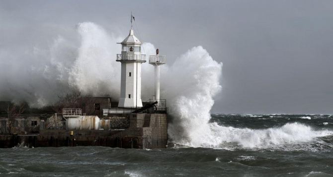 В Крыму бушует шторм столетия, 9-метровые волны смывают всё на своем пути