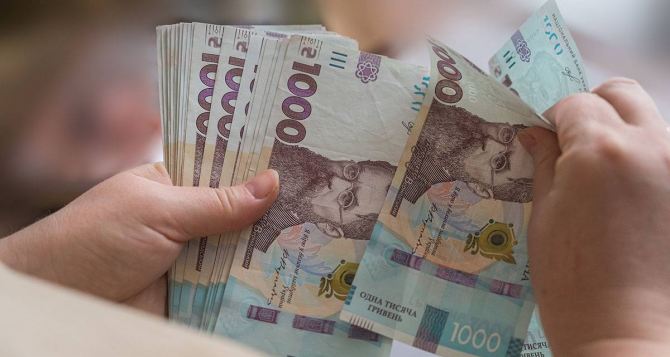 Две категории украинцев получат выплаты: сумма автоматически поступит на счет