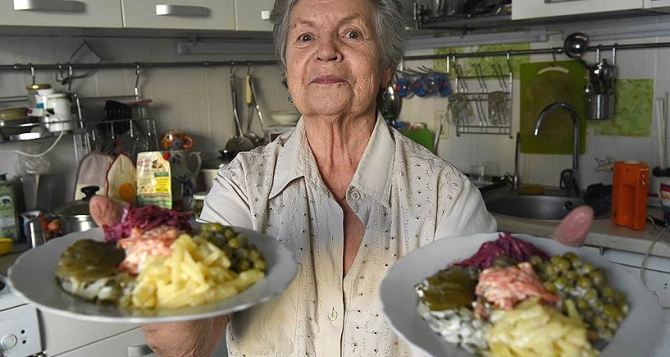 Забытый «копеечный» салат времен СССР: вкуснее «Оливье» и «Селедки под шубой» — съедается до последней крошки
