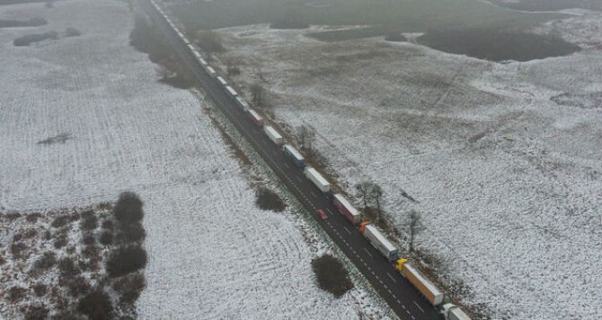 3 декабря на украино-польской границе в районе КПП в Гребенном стоит 70 км транспортная очередь
