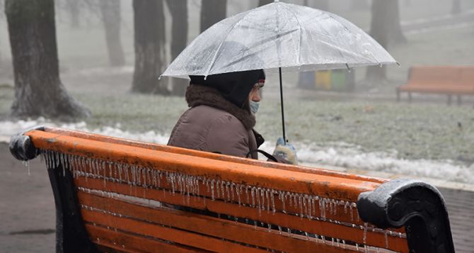 Завтра и в ближайшие два дня по всей Украине мокрый снег, дождь и гололедица