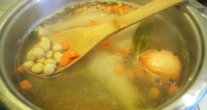 Зачем опытные хозяйки кладут мед в суп: об этом секрете мало кто знает