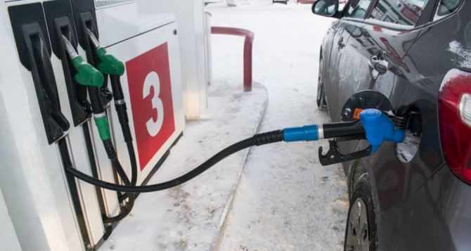 Украинские АЗС одновременно снизили цены на все виды топлива. В чем подвох?