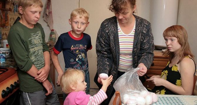 Украинским семьям выплатят деньги на подготовку к зиме: кто и какие суммы сможет получить