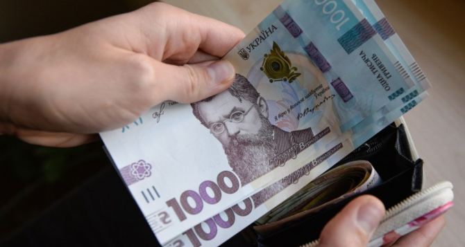 Оштрафуют прямо во дворе на 34 000 гривен: за что украинцы могут получить огромный штраф