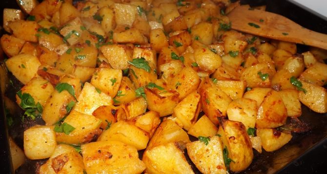 Мало кто знает: нужно ли на самом деле варить картофель перед запеканием в духовке