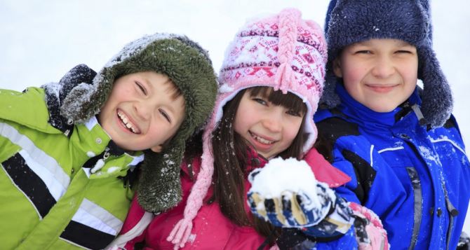 Всем родителям и детям приготовиться: Минобразования вынесли решение по зимним каникулам — графики по областям