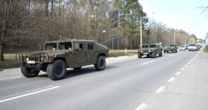 Военная техника движется по дорогам  Молдовы