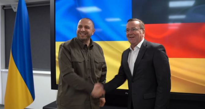 Все украинские мужчины в Германии получат повестки на фронт — министр обороны Умеров