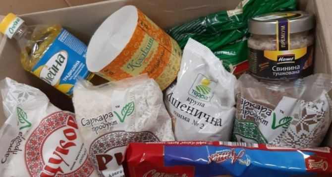 Украинцам со статусом ВПЛ и не только выдают бесплатные продуктовые наборы: как  записаться на гуманитарную помощь