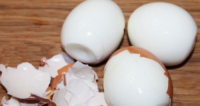Как сделать так, чтобы варёные яйца не трескались: они будут хорошо чиститься — способ очень простой