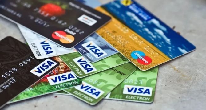 Касается всех, у кого есть карточка или кредитка: банки меняют правила, готовьте деньги