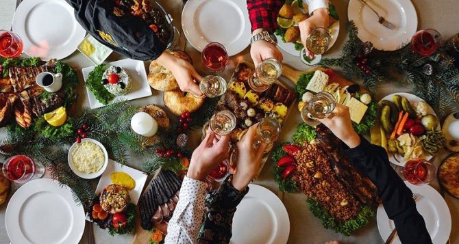 Не опьянеете и избежите похмелья: что нужно съесть перед употреблением алкоголя на Новый год