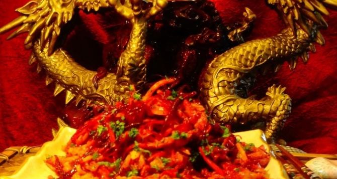 Просто в тему на Новый год: рецепт вкуснейшего салата «Китайский дракон». Моргнуть не успеете, уже съедят