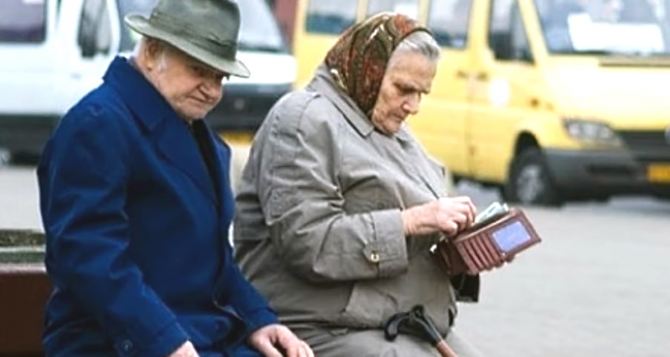 Часть украинцев преклонного возраста уже лишили повышения пенсии: кто попал в списки