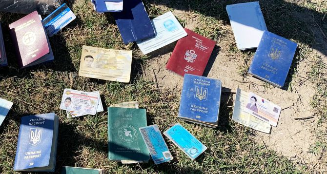 На границе США нашли много брошенных паспортов граждан Украины