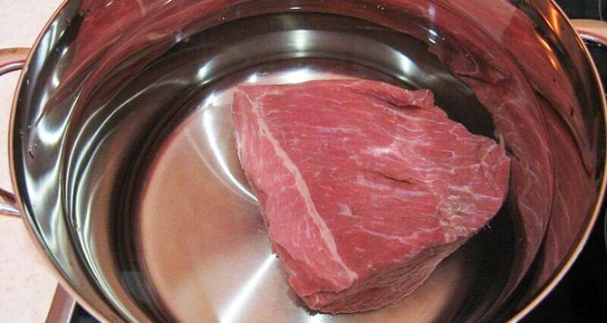 Как быстро разморозить мясо без микроволновки: простые и эффективные варианты — многие о них забывают