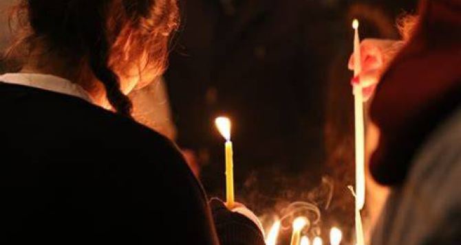 Накликаете беду: три вещи, которые нельзя делать дома с церковными свечами