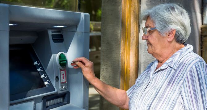 Некоторым гражданам Украины преклонного возраста могут заблокировать пенсионные карточки