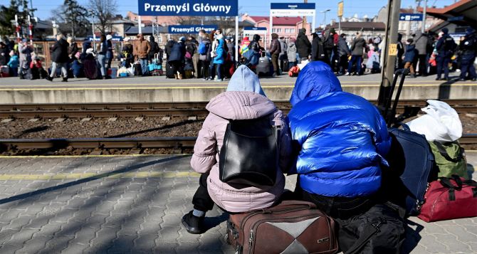 Граждане Украины массово уезжают из Польши в поисках высоких заработков и лучших условий: куда направляются