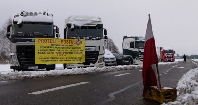 Польские волонтеры помогают как могут водителям, застрявшим в очередях на польско-украинской границе