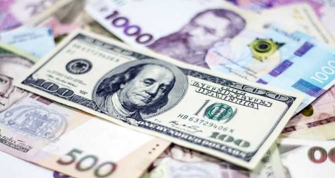 Доллар дешевеет, а гривна дорожает: курсы валют на 15 января 2024 года.